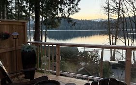 Charming Lakefront 100Yr Old Railway Cottage